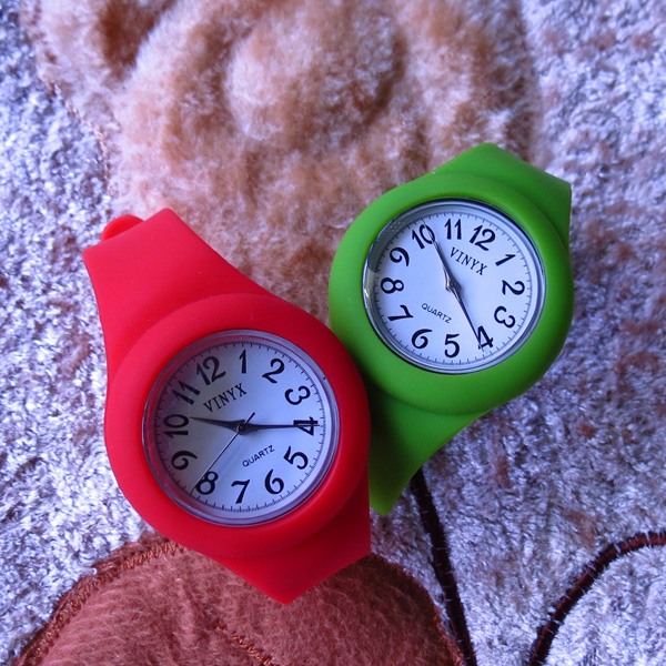 硅膠環(huán)保卡通兒童促銷手表定做【穩(wěn)達時鐘表】