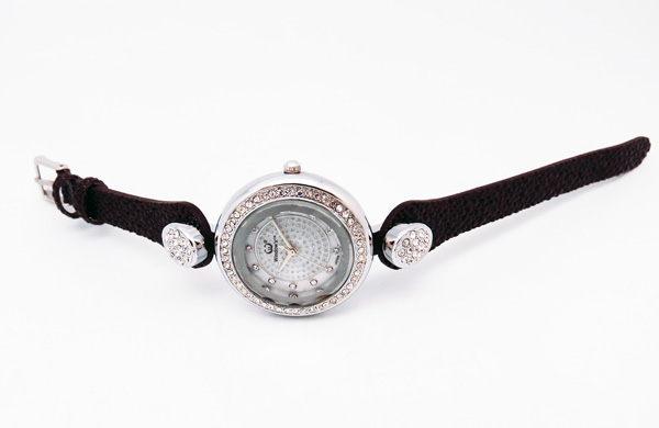 合金鑲鉆女士皮帶禮品手表批發(fā)廠家【穩(wěn)達時鐘表】