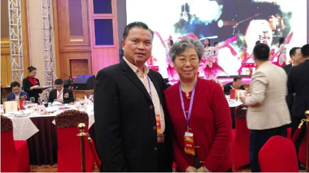 穩(wěn)達(dá)時手表工廠鼓表創(chuàng)始人唐飛雁與鐘表配套市場董事長高淑英合影