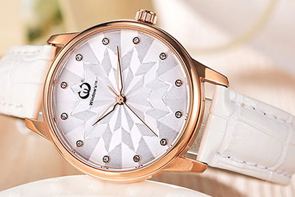 女士石英手表高檔腐蝕字面 原裝進口機芯——穩(wěn)達時手表廠家