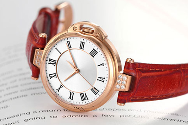 真皮腕表時(shí)尚款式鑲鉆　穩(wěn)達(dá)時(shí)鐘表