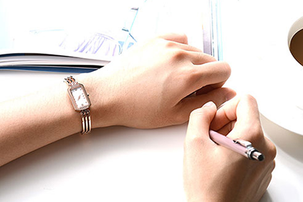 穩(wěn)達時高端手表定制廠