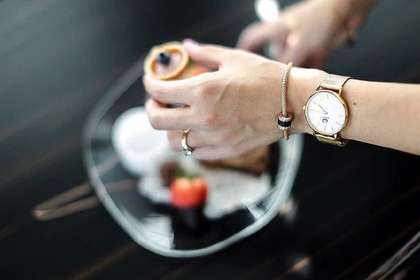 典雅靈動(dòng)裙面 女士皮帶腕表