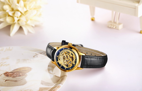 時(shí)尚潮流鏤空手表非機(jī)械表