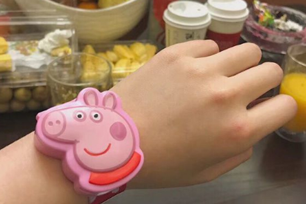 穩(wěn)達(dá)時(shí)小豬佩奇兒童電子手表直銷