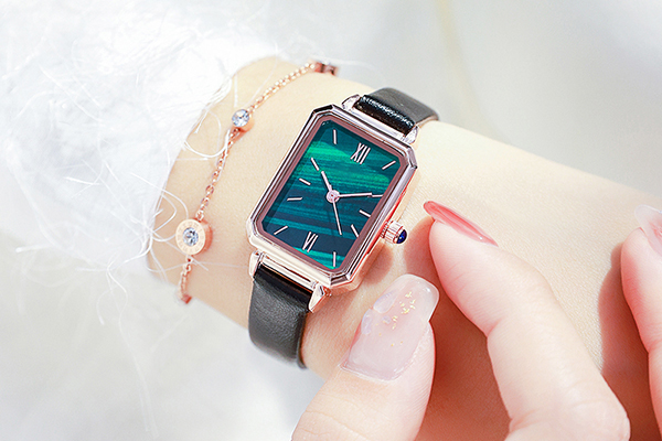 穩(wěn)達(dá)時(shí)小眾設(shè)計(jì)風(fēng)時(shí)尚小方表廠家貨源