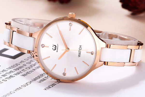 穩(wěn)達時輕奢設(shè)計感鑲鉆石英手表高端品質(zhì)