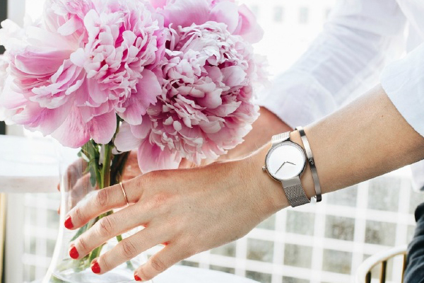 穩(wěn)達時經(jīng)典款式女士石英手表廠家批發(fā)定制