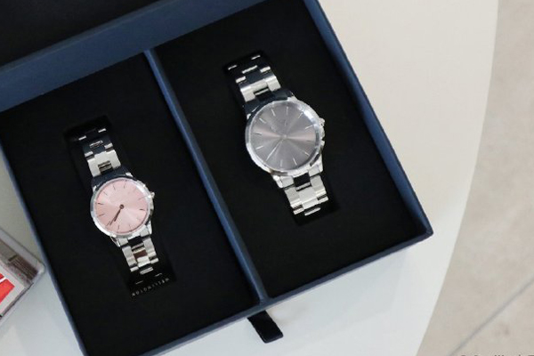 時(shí)尚男女情侶禮品手表 現(xiàn)貨庫(kù)存